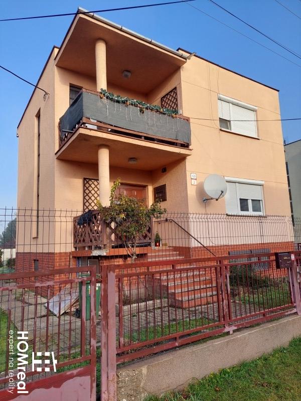 ***HOMreal ponúka na predaj dvojpodlažný rodinný dom s garážou***